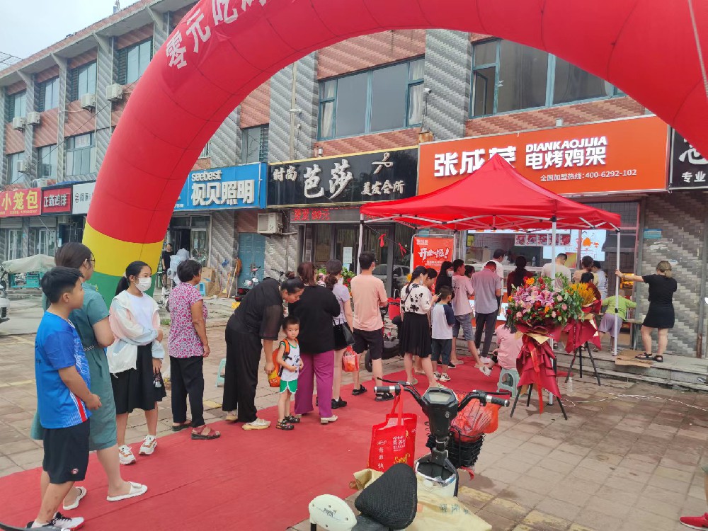 打工夫妻通過開張成榮電烤雞架店實現(xiàn)了自己的買房夢