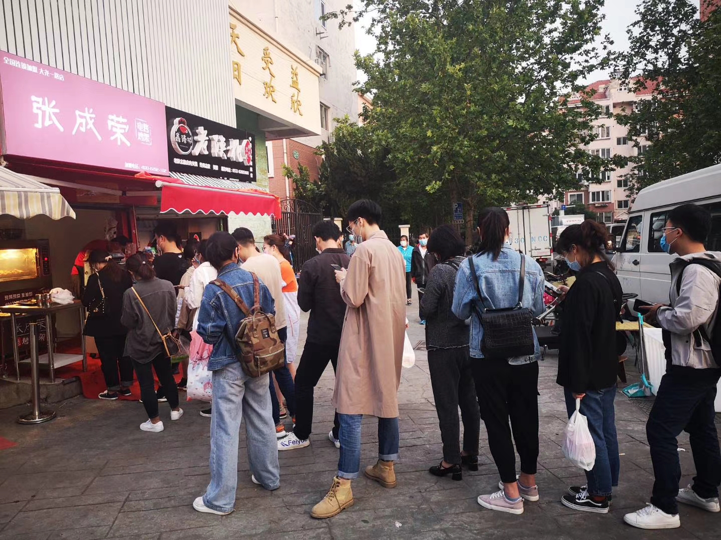 敢于接受風險挑戰(zhàn)，張成榮電烤雞架助小員工變大老板