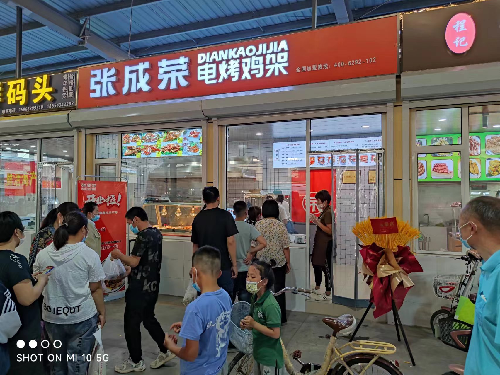 小伙創(chuàng)業(yè)開電烤雞架加盟店，生意紅火月入兩萬(wàn)！