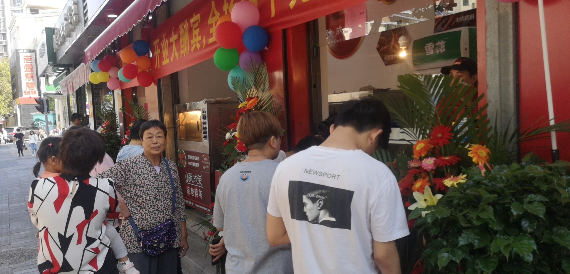特色小吃店哪家值得投資？張成榮電烤雞架萬元投資輕松回本！