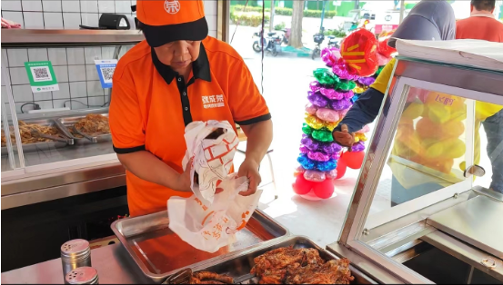 54歲開電烤雞架店當(dāng)老板，生活充實(shí)且快樂！
