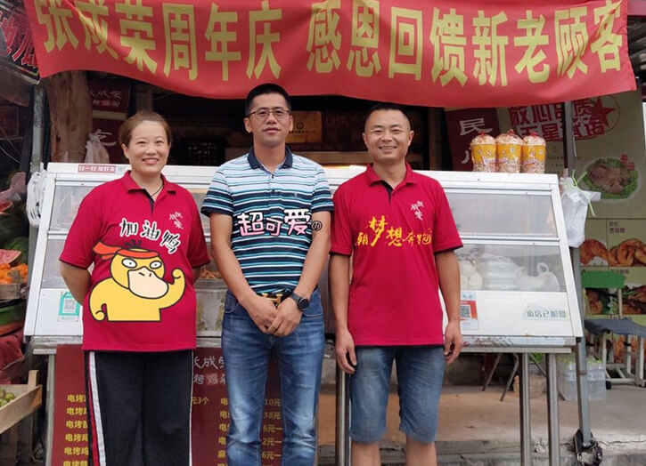 張成榮電烤雞架夫妻創(chuàng)業(yè)典范，煙臺(tái)祥和農(nóng)貿(mào)市場(chǎng)夫妻店生意火爆！