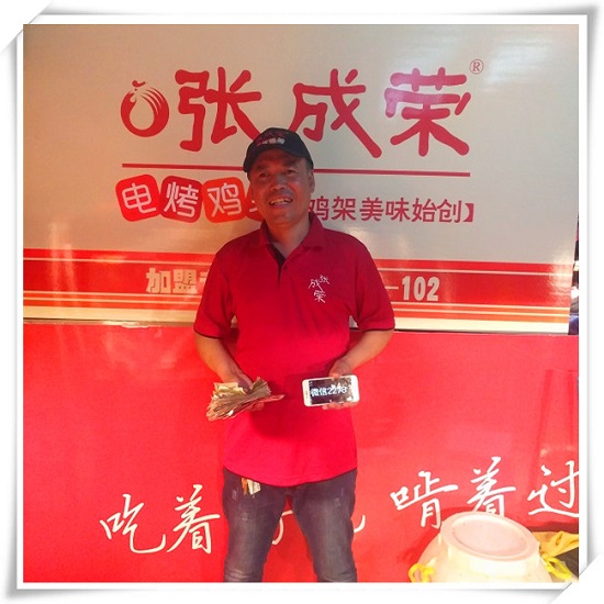 誰說冬天小吃是淡季？青島小鮑島張成榮電烤雞架店開業(yè)一路高歌！