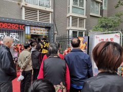 西安張成榮電烤雞架市場(chǎng)一天開業(yè)兩家，火爆了！