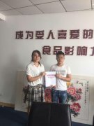 電烤雞架加盟,19歲少年加盟張成榮電烤雞架實(shí)現(xiàn)人生價(jià)值